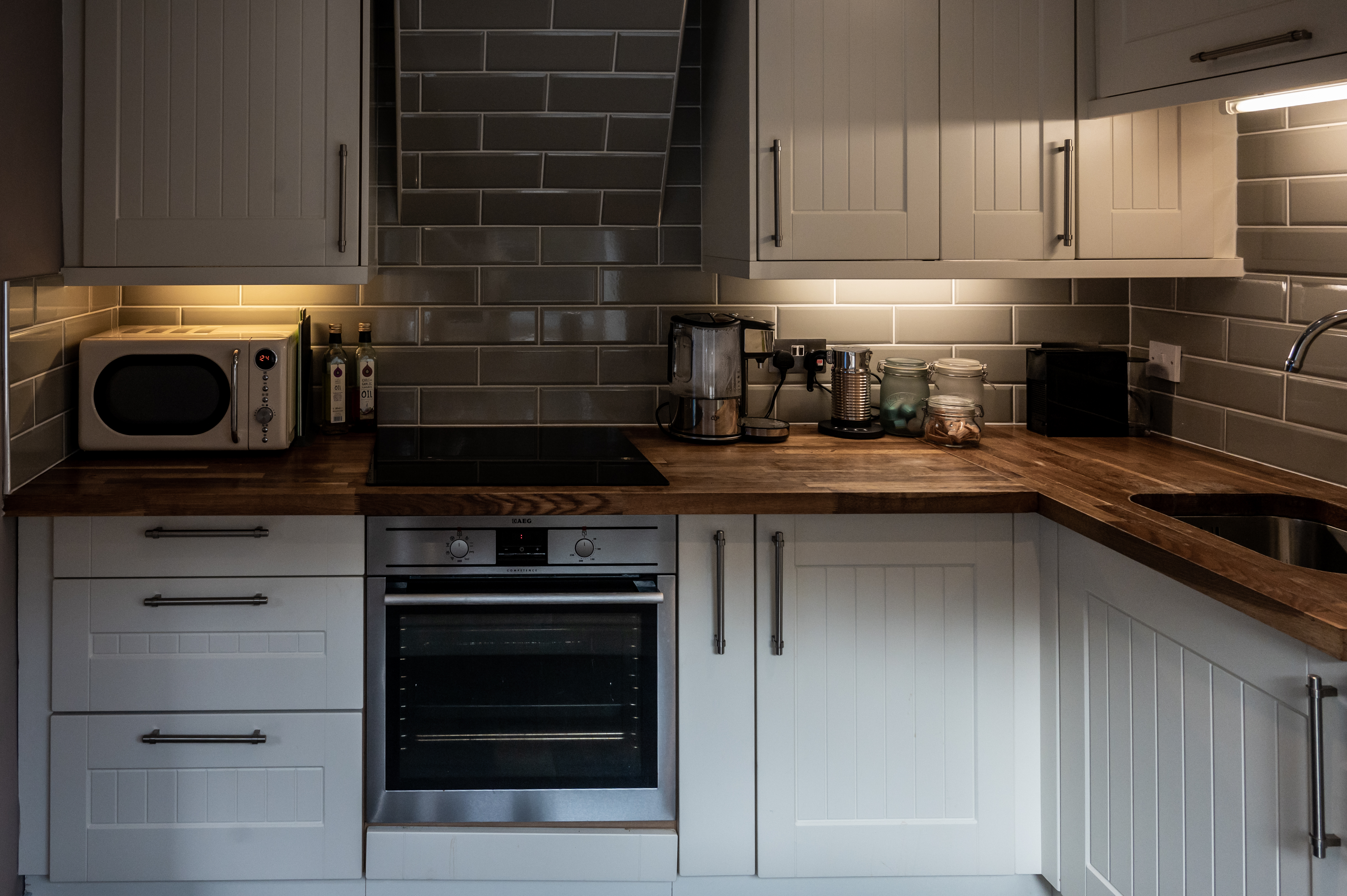 Fully equipped kitchen with oven, hob and microwave